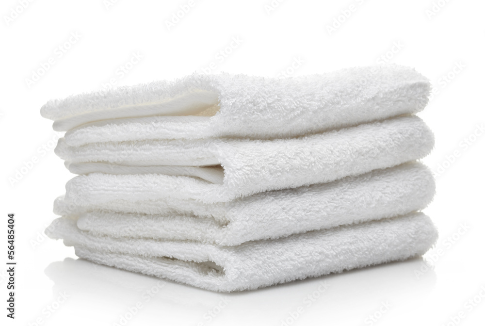白色背景上的一堆白色酒店毛巾