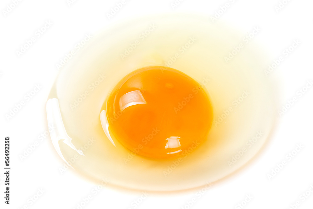 生鸡蛋放在盘子里烹饪