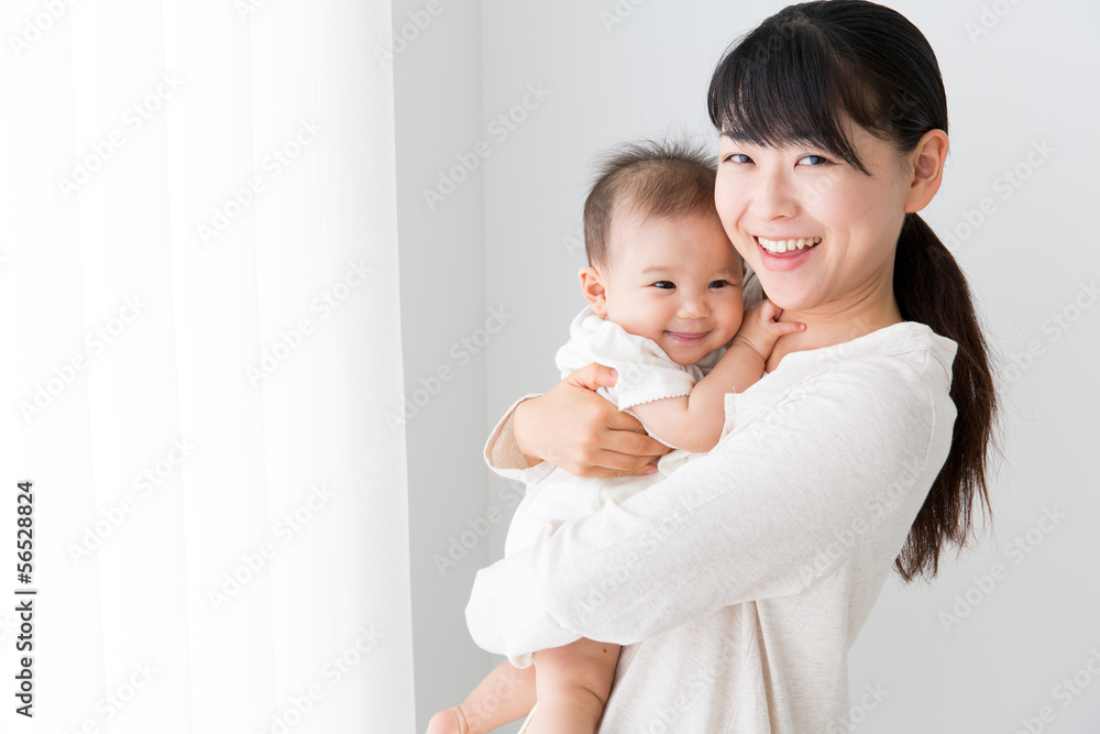 亚洲婴儿和母亲放松