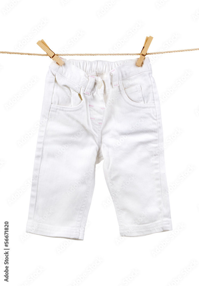 白色背景下隔离的绳子上的婴儿衣服