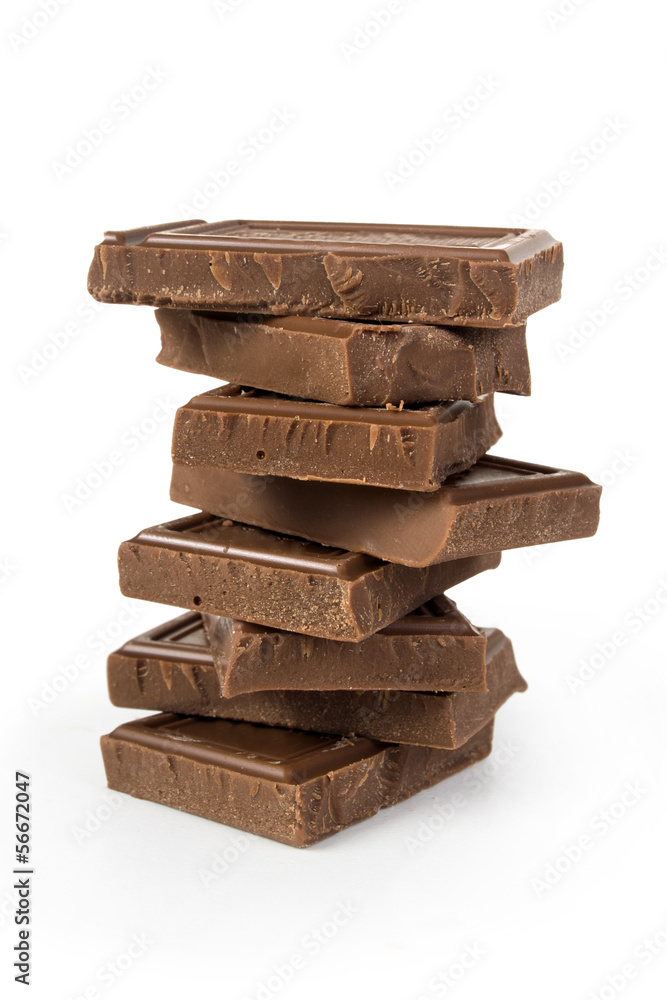 白色背景上的巧克力块堆叠
