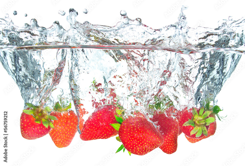 多汁的草莓和飞溅的水。健康美味的食物