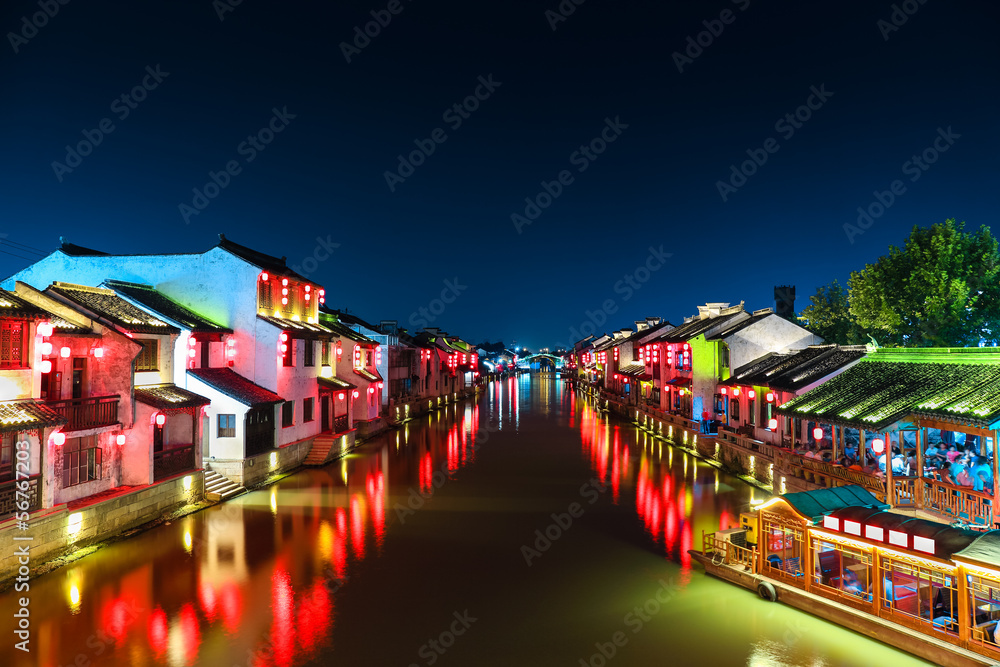 夜晚有大运河的中国古镇