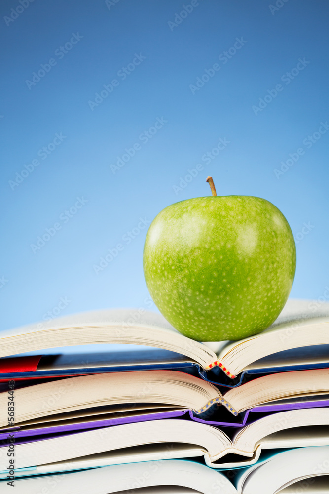 教育理念——苹果与书籍