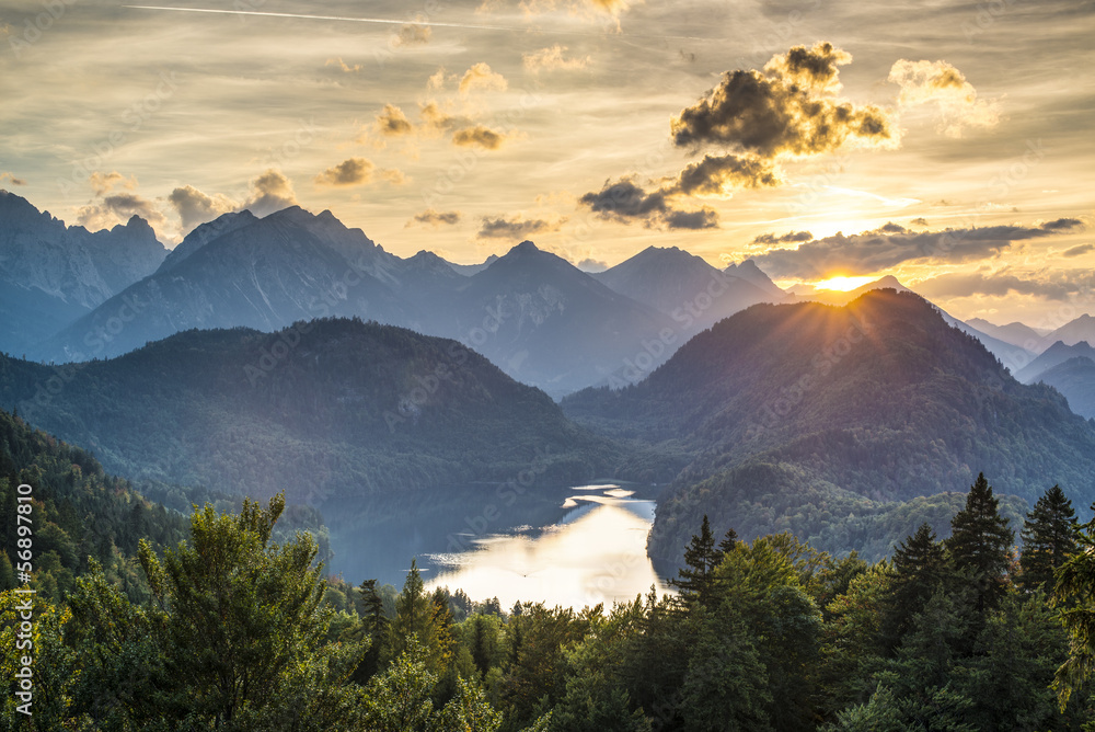 德国阿尔卑斯湖畔的巴伐利亚阿尔卑斯山