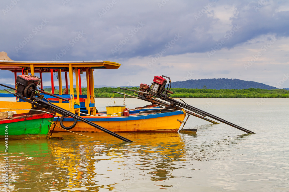 泰国安达曼海沿岸的长尾船