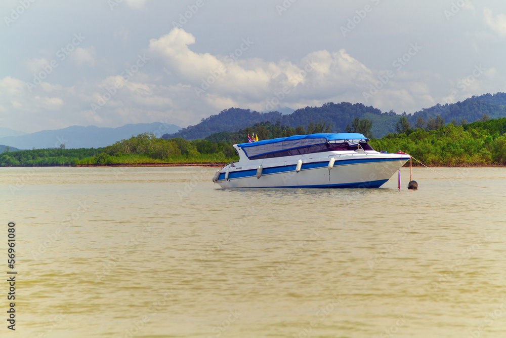 泰国安达曼海边的快艇