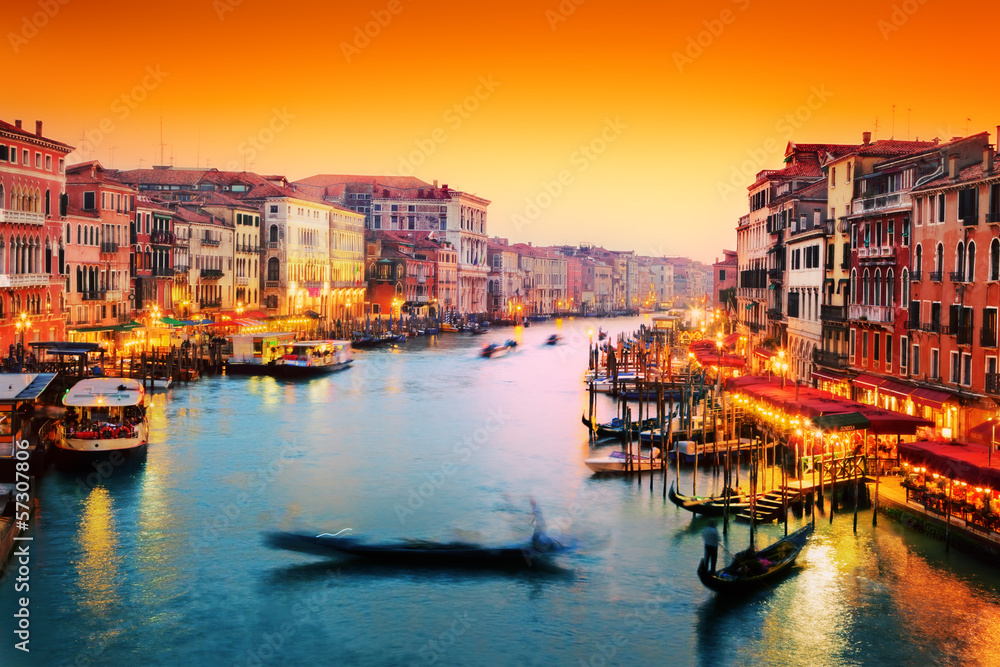 意大利威尼斯。日落时分，贡多拉漂浮在大运河上