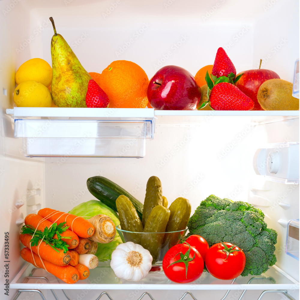 装满健康水果和蔬菜的冰箱