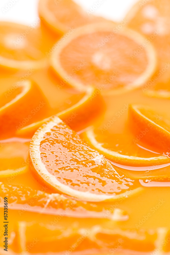 橙色背景。果汁水果片