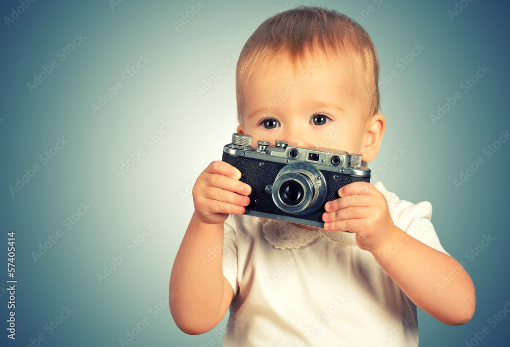 带复古相机的女婴摄影师