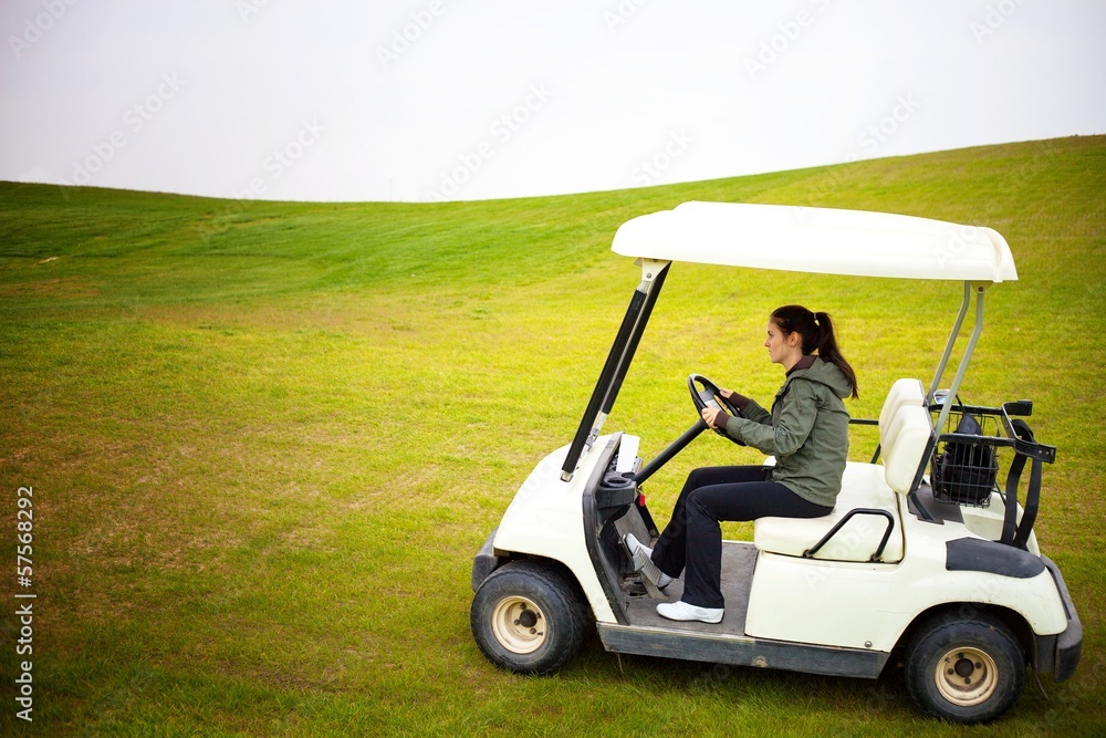 年轻女子驾驶高尔夫球车