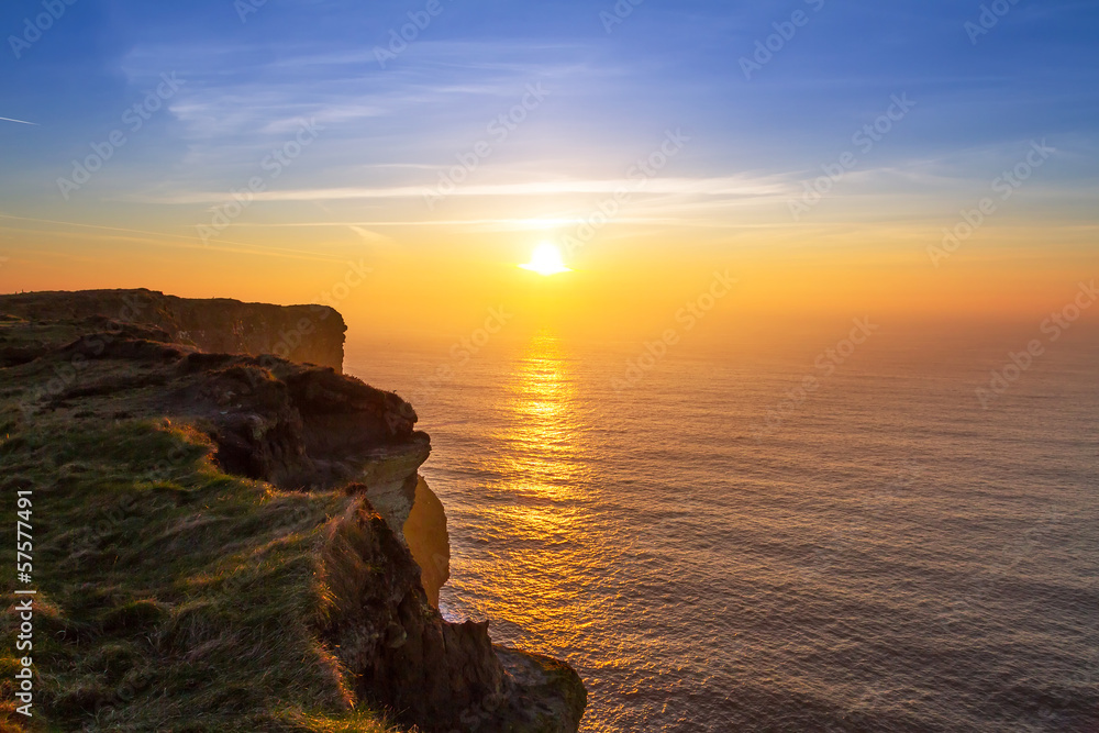 爱尔兰克莱尔郡日落时的莫尔悬崖
