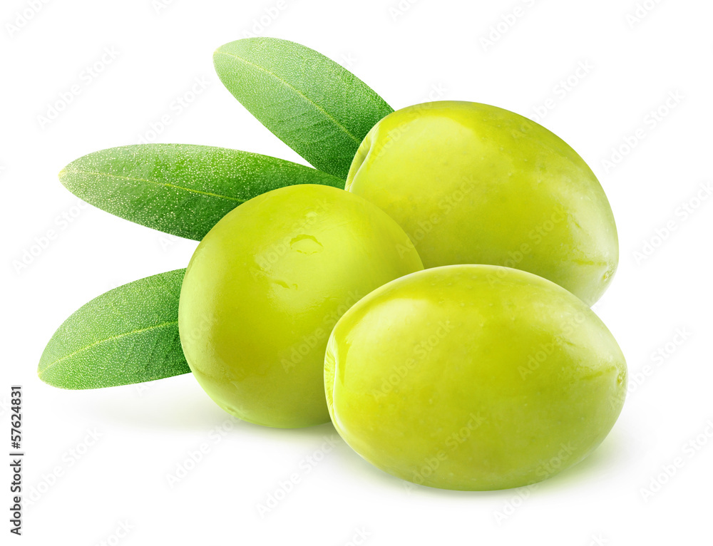 孤立的橄榄。三种绿色橄榄果实，叶子孤立在白色背景上