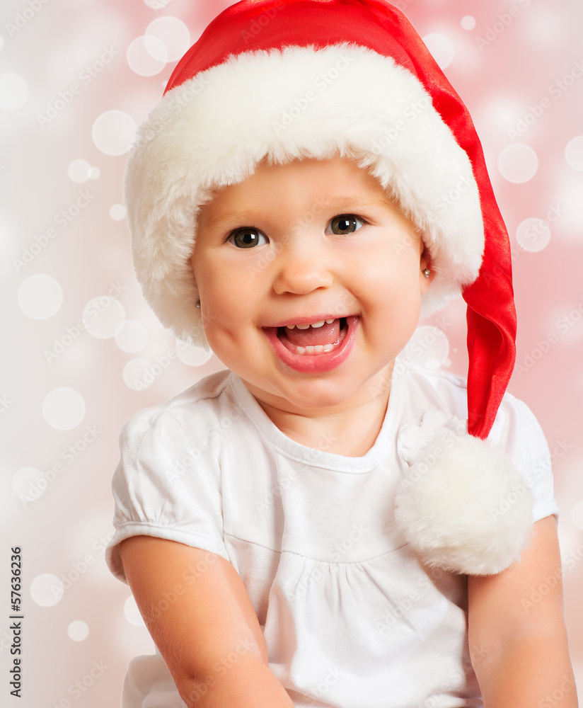 戴着粉色圣诞帽的漂亮有趣的婴儿