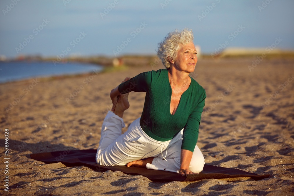 海滩瑜伽运动