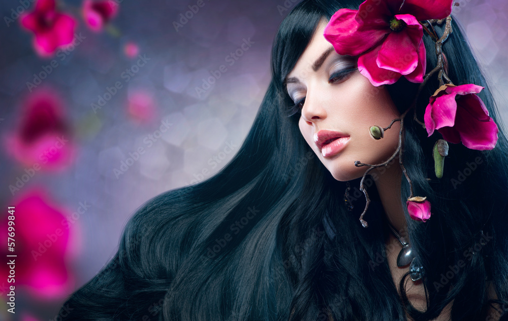 美丽的深色模特女孩，头发上开着紫色的大花朵