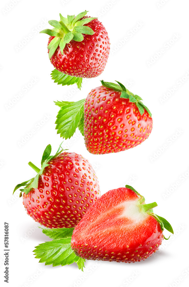 掉落的草莓。在白色背景下隔离。