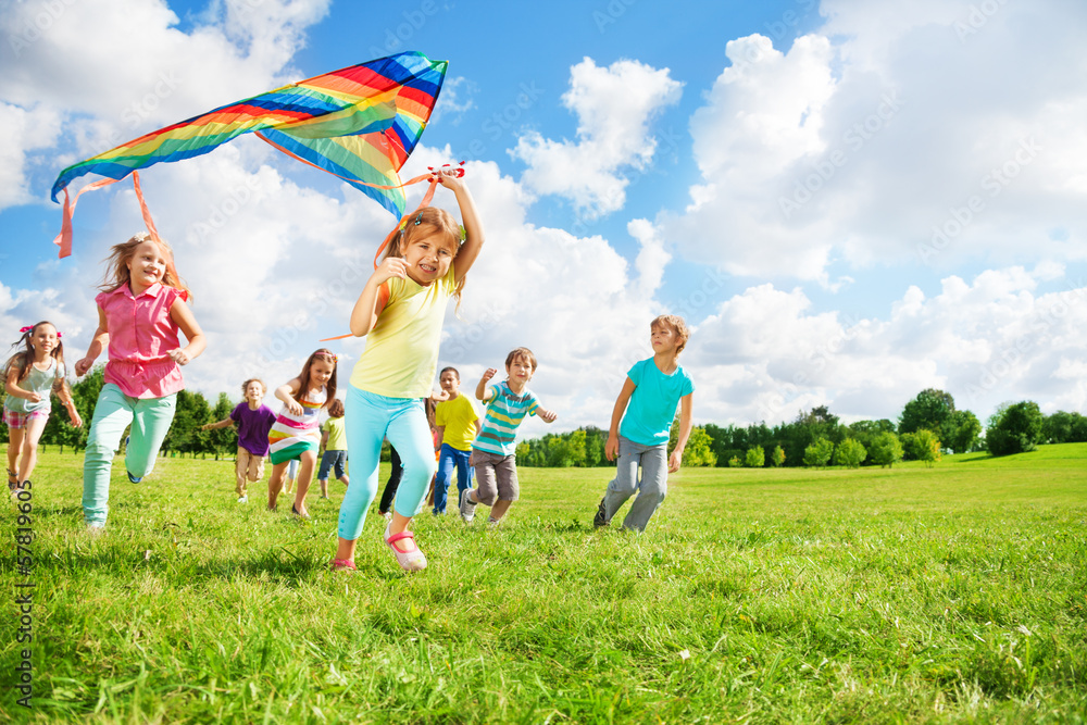 一群可爱的孩子带着风筝跑步