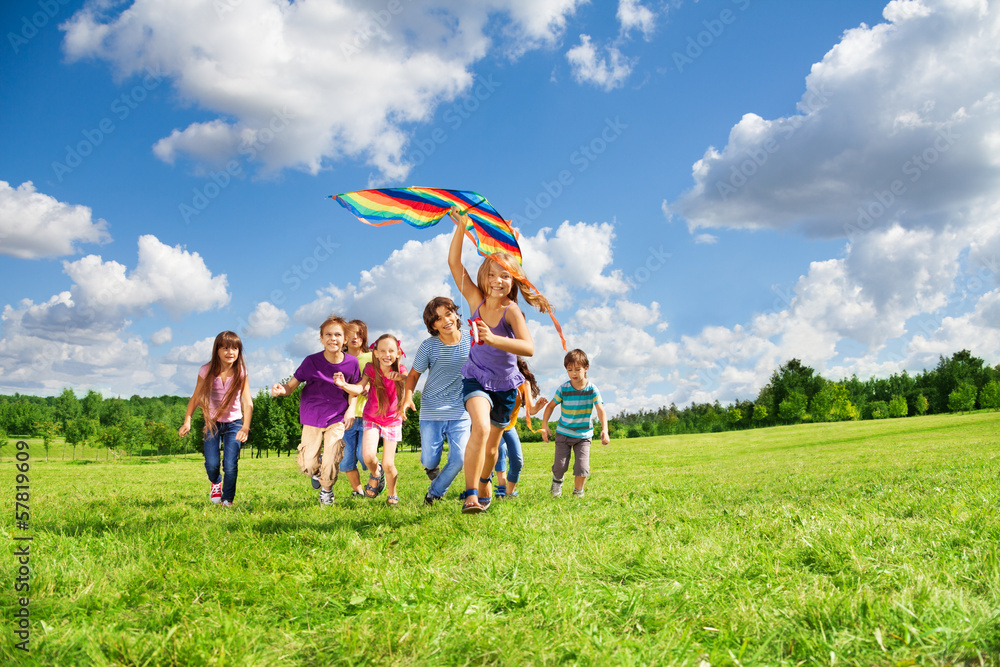 许多孩子玩风筝很开心