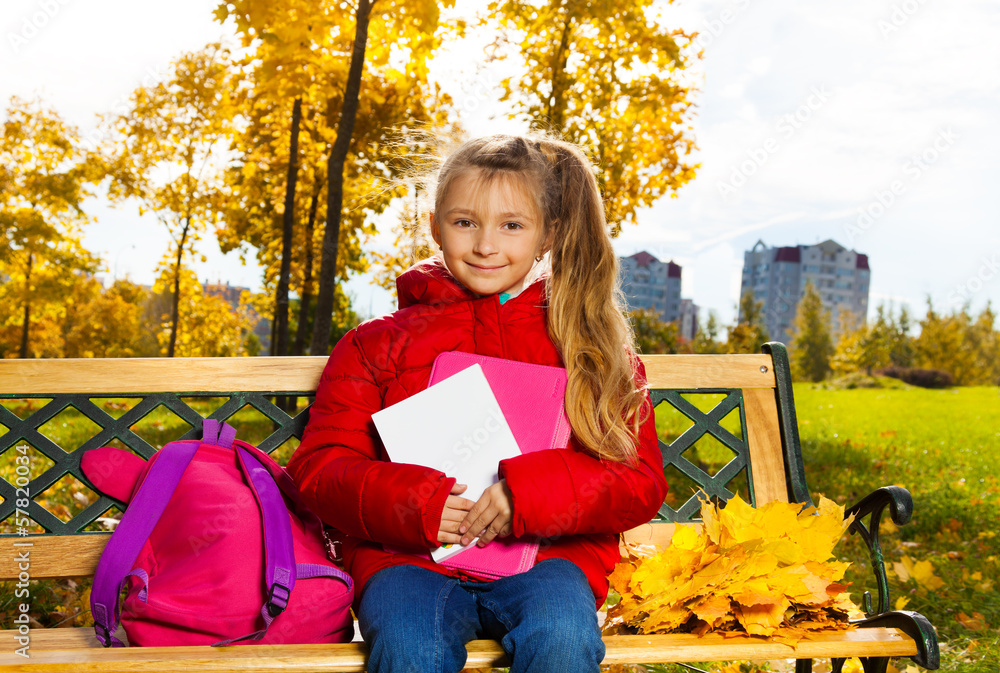 秋季公园放学后可爱的7岁女孩