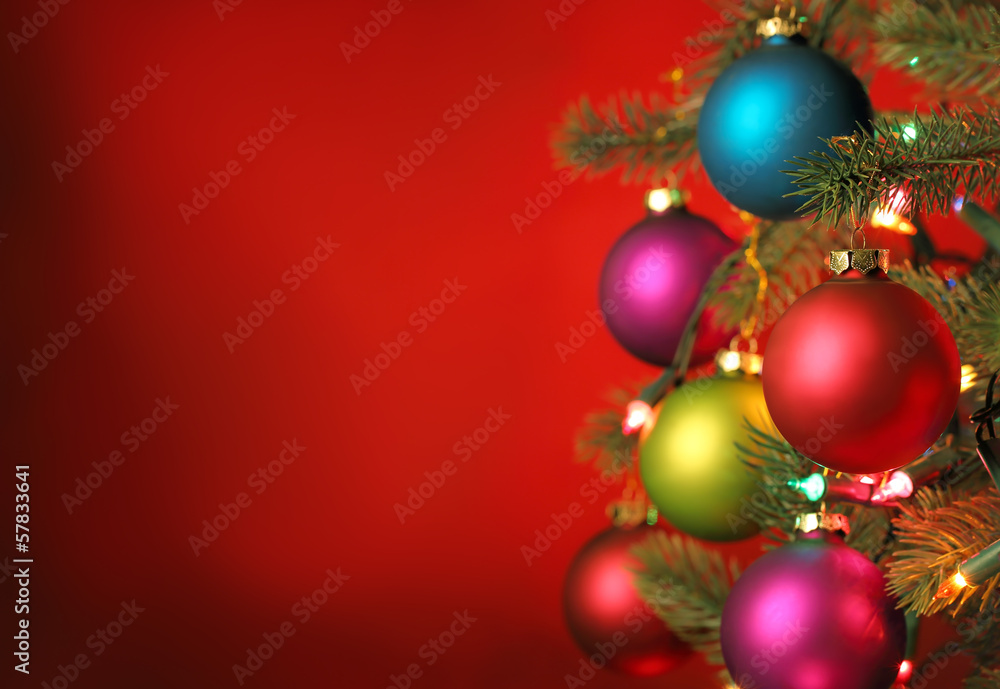 用球装饰的圣诞树
