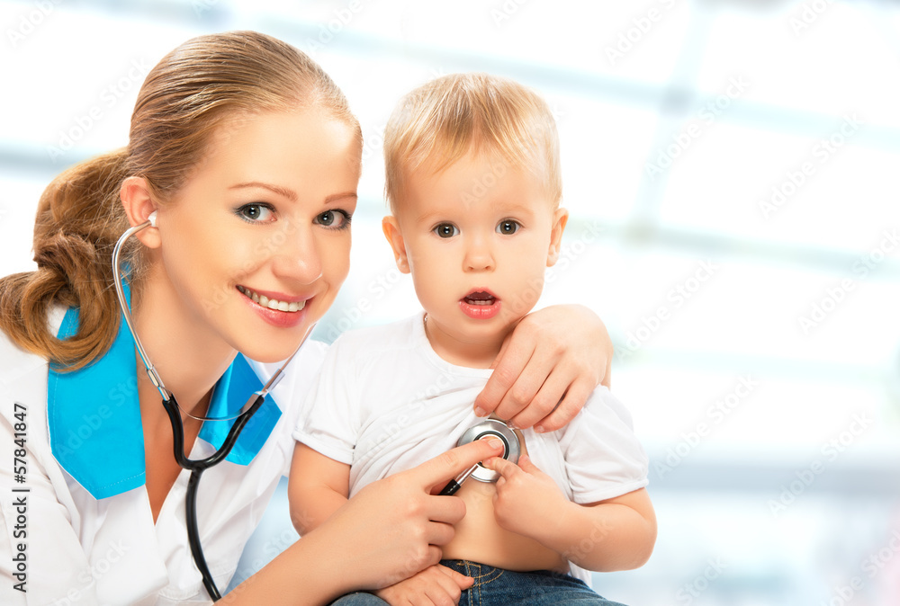 婴儿和医生儿科医生。医生用s倾听心脏