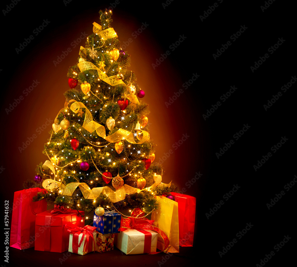 黑色背景上隔离的带有礼物的圣诞树