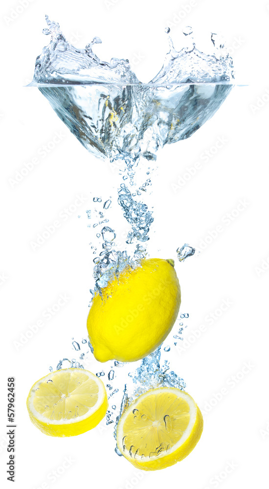 多汁的柠檬和飞溅的水。健康美味的食物