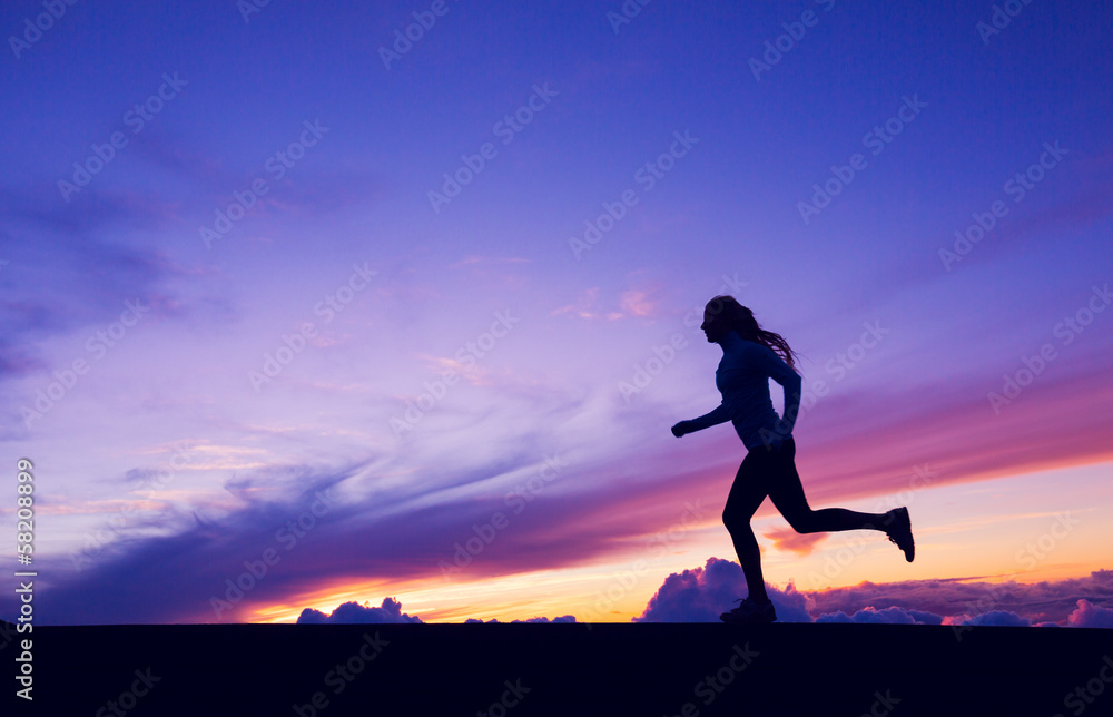 女跑步者剪影，奔向日落的女人，色彩缤纷的苏