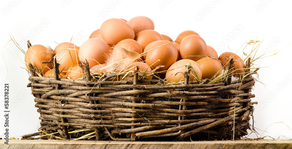 分离的篮子里的鸡蛋。有机食品