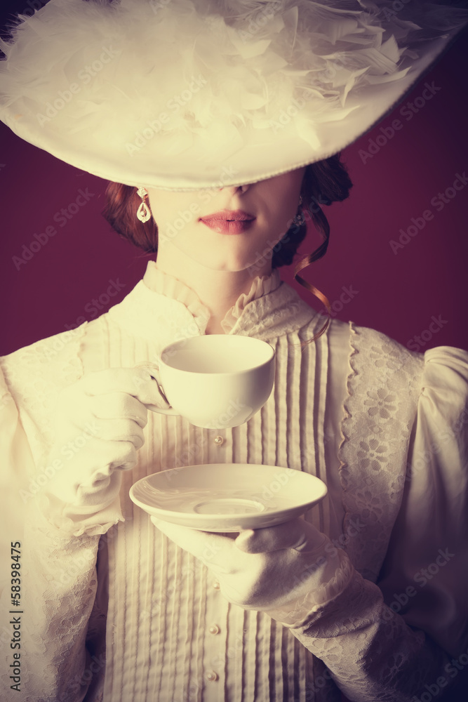 美丽的红发女人与一杯茶