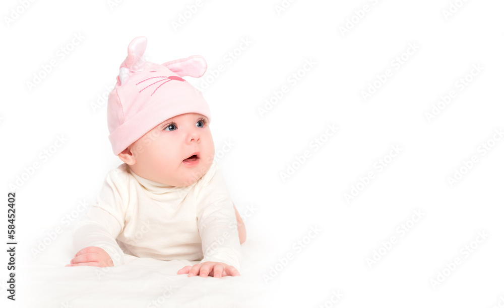 戴粉色帽子的女婴，兔子耳朵被隔离在白色上