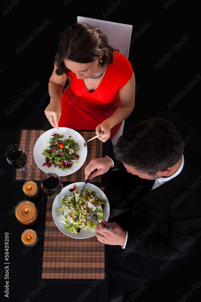 年轻夫妇用葡萄酒共进晚餐