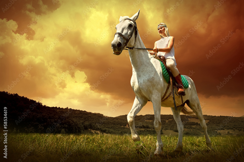 骑在白马上的年轻女骑手，户外景观