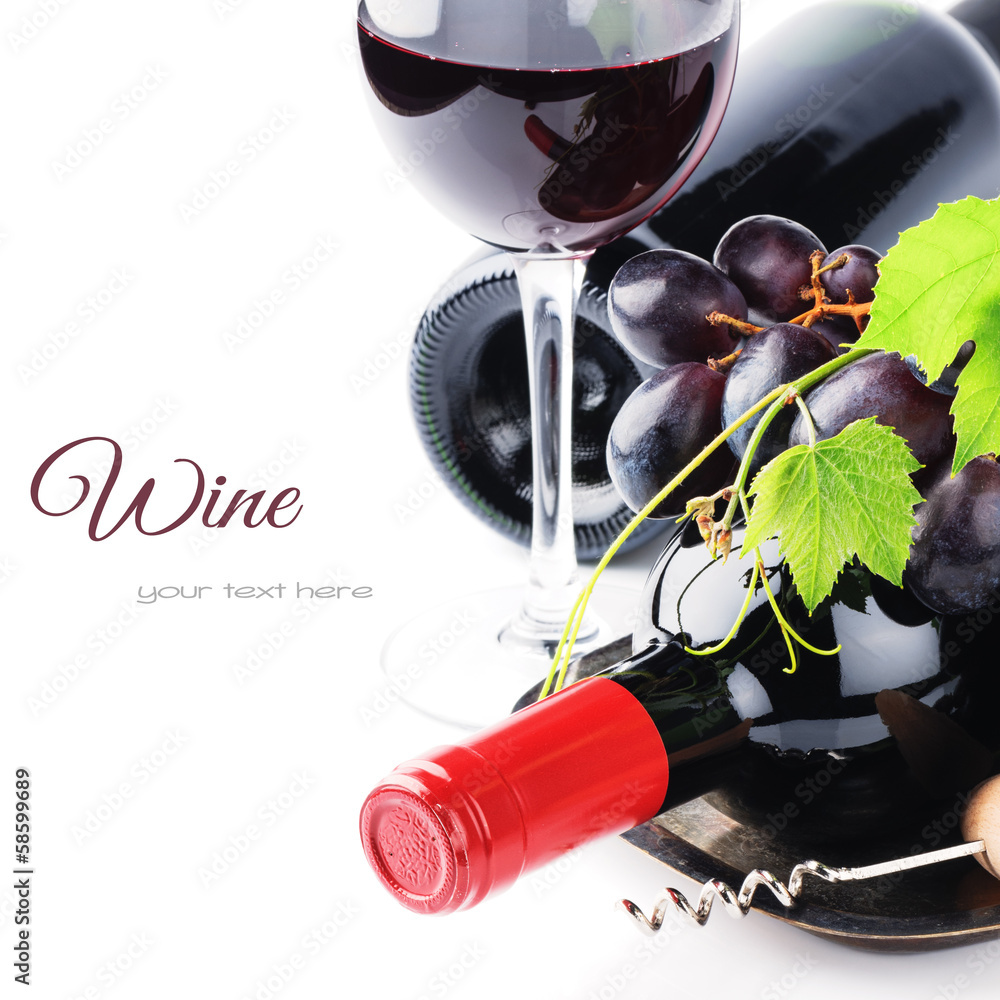 瓶装红葡萄酒配新鲜葡萄