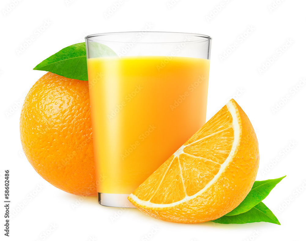 隔离水果饮料。一杯新鲜果汁和切好的橙色水果，隔离在白色背景上