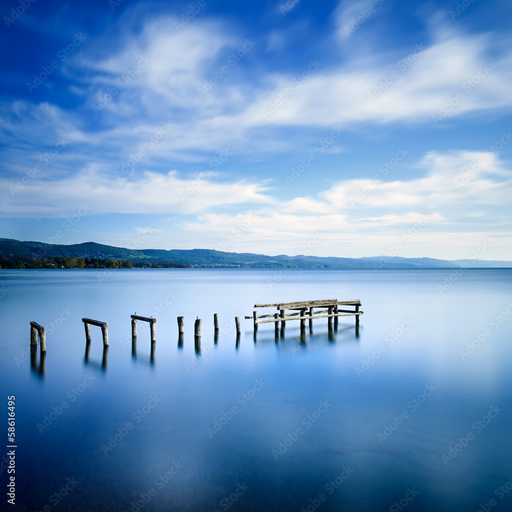蓝色湖面上保留着木制码头。长期暴露。