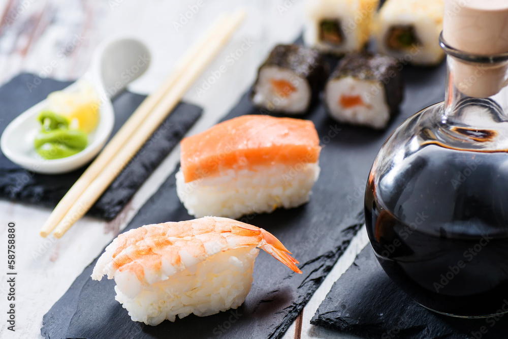 Sushi mit Sojasauce und Wasabi