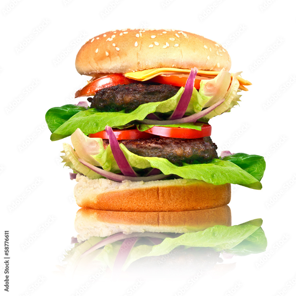 双层汉堡配烤牛肉、奶酪和蔬菜