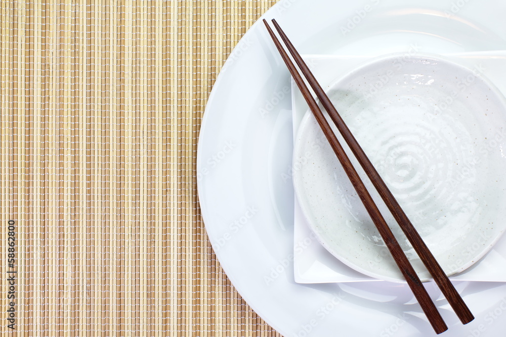 带筷子的空白盘子