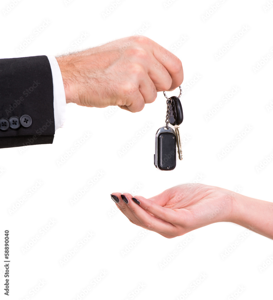 男性将车钥匙交给女性