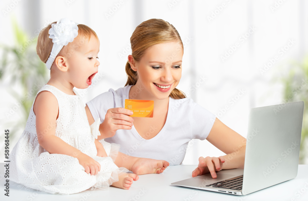 带笔记本电脑和信用卡的母亲和婴儿