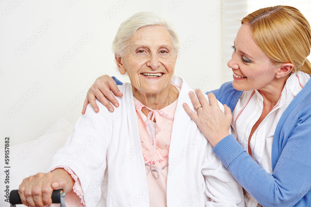 老年妇女接受老年护理