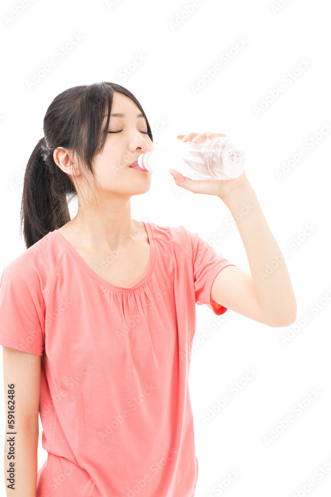 年轻运动型亚洲女性饮水