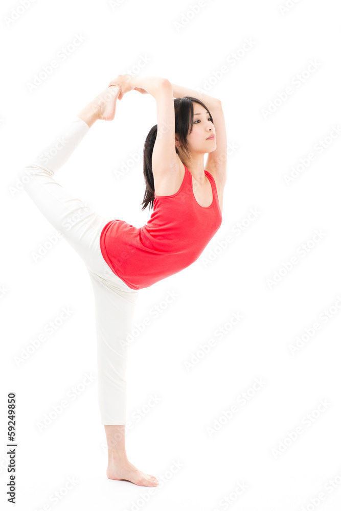 在白人背景下锻炼的年轻亚洲女性