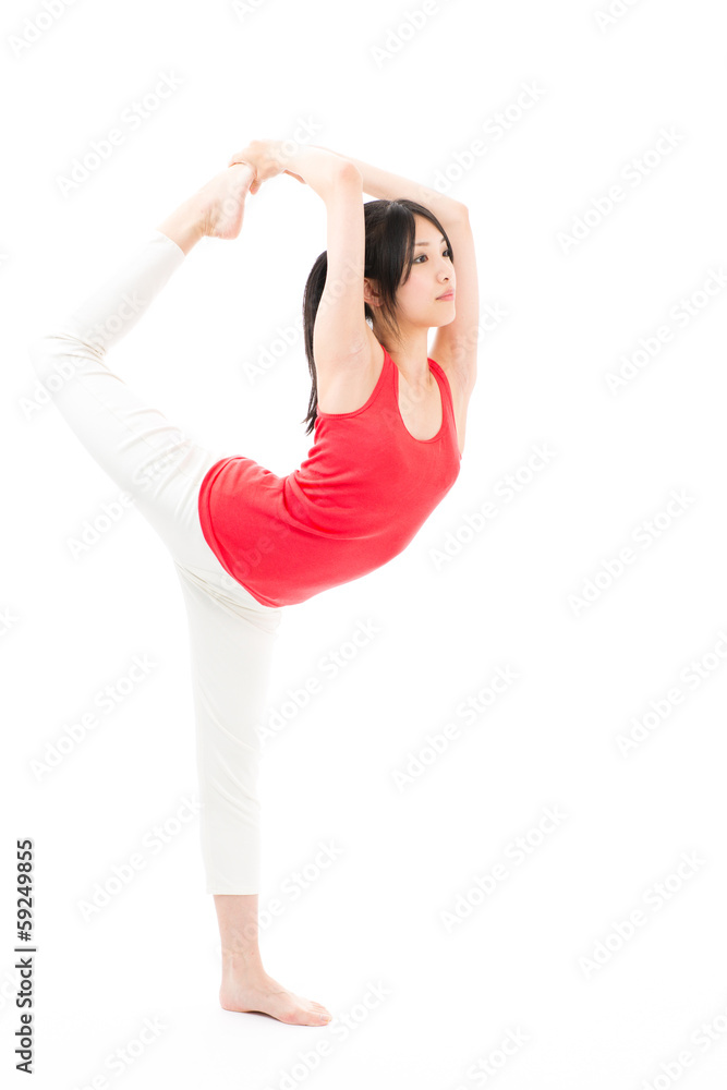 在白人背景下锻炼的年轻亚洲女性