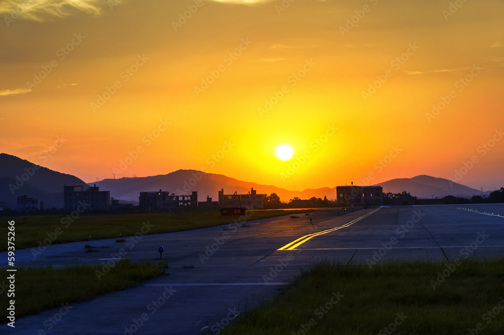 日落时的机场