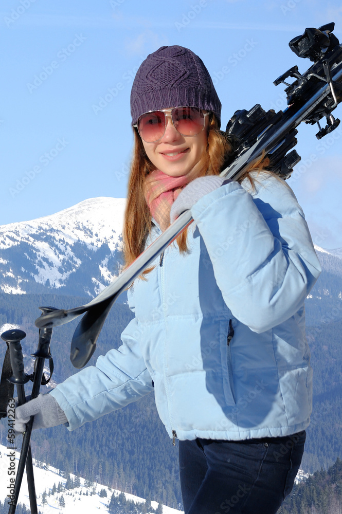 滑雪的年轻女人