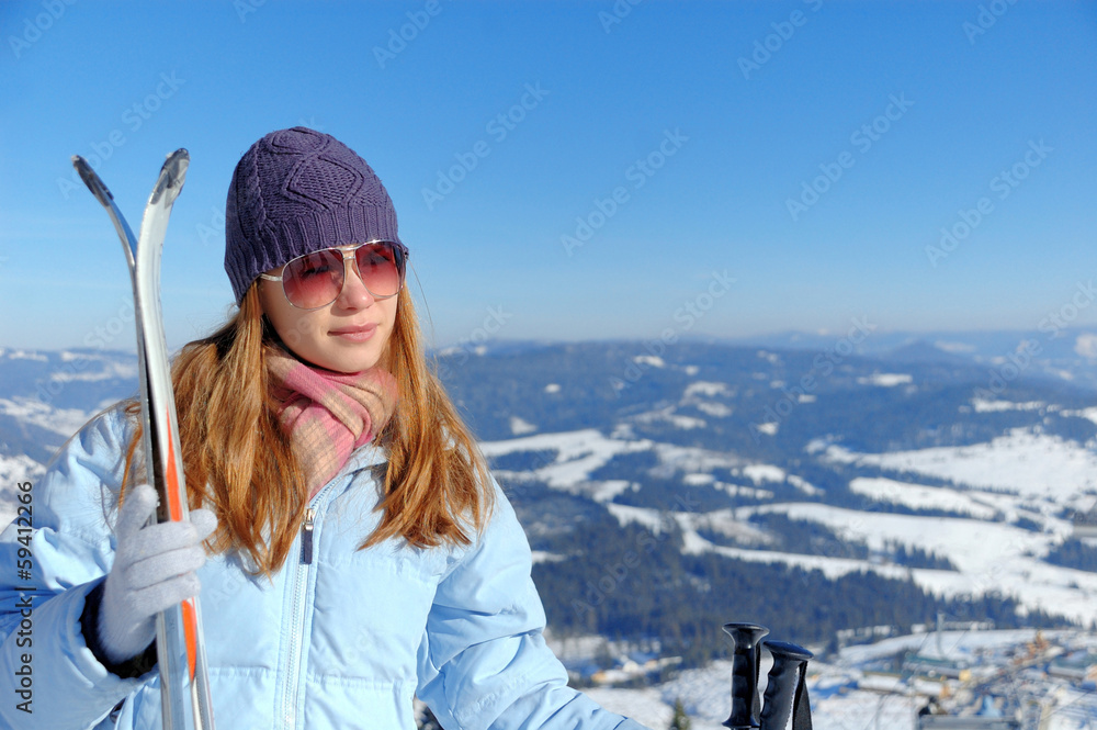 滑雪的年轻女人